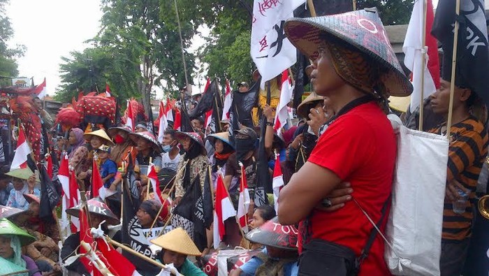 Kawal Sidang Soal Pabrik Semen, Ratusan Petani Jalan Kaki Pati-Semarang