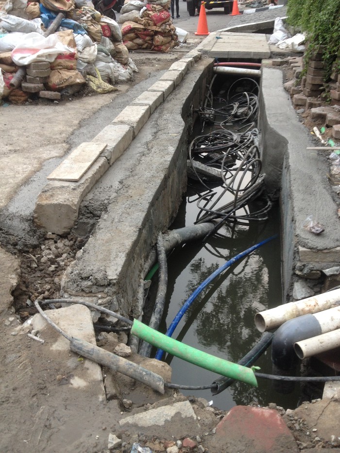 Bahaya! Kabel Listrik Semrawut di Got Sekitar Jalan Jenderal Sudirman