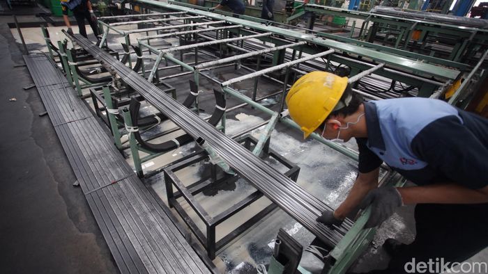 Pabrik Pipa Baja SPINDO PT Steel Pipe Industry of Indonesia di Karawang Jawa Barat, Selasa (17/11/2015). Pabrik Spindo Karawang ini menghasilkan pipa baja untuk mendukung industri otomotif, infrastruktur, furniture, properti hingga industri minyak dan gas dengan menggunakan mesin baru yang dapat menghasilkan 4800 ton pipa baja dalam sebulan dari yang biasanya hanya bisa memproduksi 3500 ton. Sedangkan penjualannya hingga akhir Oktober 2015 ini sudah mencapai 313.924 ton dan akan terus bertambah hingga akhir Desember 2015 sebesar 80.000 ton. Rachman Haryanto/detikcom.