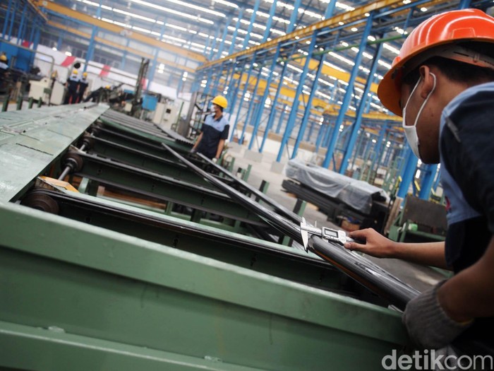 PT Steel Pipe Industry of Indonesia di Karawang Jawa Barat, Selasa (17/11/2015). Pabrik Spindo Karawang ini menghasilkan pipa baja untuk mendukung industri otomotif, infrastruktur, furniture, properti hingga industri minyak dan gas dengan menggunakan mesin baru yang dapat menghasilkan 4800 ton pipa baja dalam sebulan dari yang biasanya hanya bisa memproduksi 3500 ton. Sedangkan penjualannya hingga akhir Oktober 2015 ini sudah mencapai 313.924 ton dan akan terus bertambah hingga akhir Desember 2015 sebesar 80.000 ton. Rachman Haryanto/detikcom.