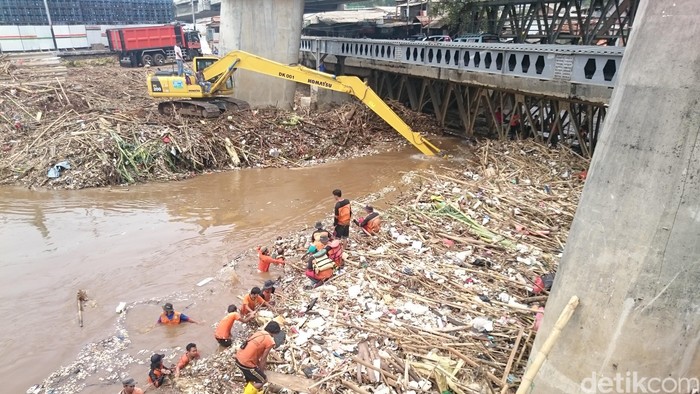 Pasukan Oranye Bersihkan Sampah Kiriman di Sungai Kalibata