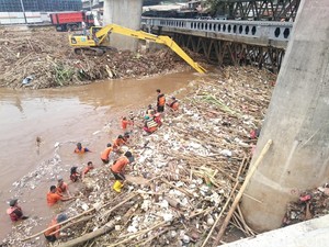 Pasukan Oranye Bersihkan Sampah Kiriman di Sungai Kalibata