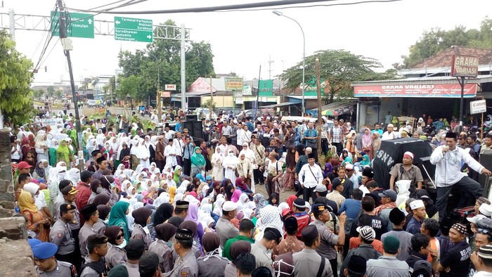 Ribuan Santri Demo Kantor KPU Mojokerto Protes Pencoretan Nisa-Syah