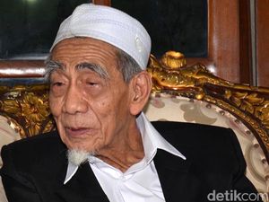 Kisah Istikamah Mbah Moen Selalu Tunaikan Haji Setiap Tahun