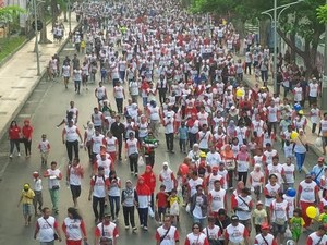 10 Ribu Warga Surabaya Mlaku Bareng Giatkan Jalan Sehat