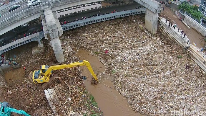 Melihat Lautan Sampah Kayu di Sungai Kalibata dari Udara