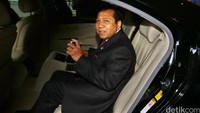 Setya Novanto duduk di dalam mobil mewah. (Foto: Lamhot Aritonang)