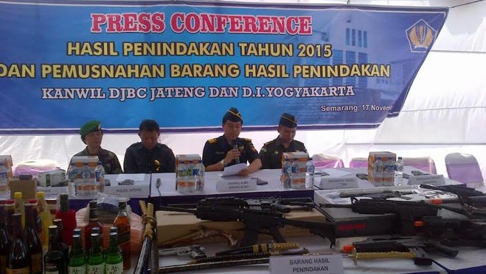 Ribuan Legging Dimusnahkan di Semarang