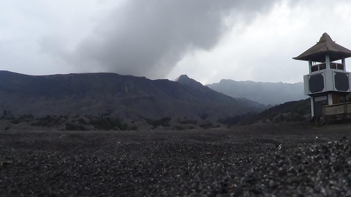 Meski Dilarang, Masih Banyak Pengunjung yang Naik ke Puncak Gunung Bromo