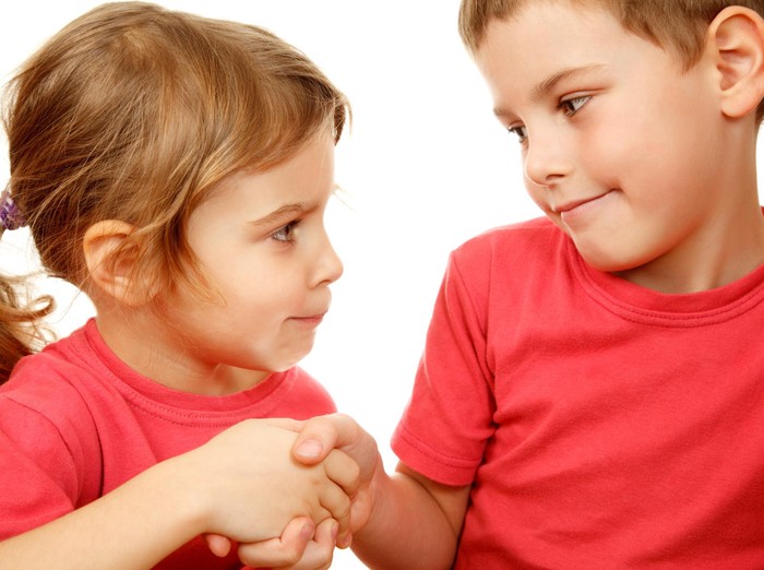 Tak Perlu Alat Mahal, Anak Juga Bisa Belajar Banyak dari Gelas