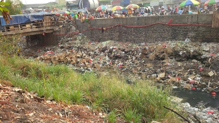 Tempat Pengolahan Sampah Ilegal di Kramat Jati