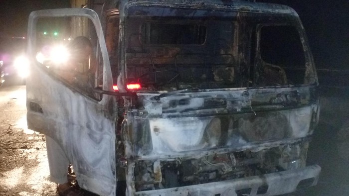 Truk Muat Rongsokan Terbakar Usai Tabrak Pemotor