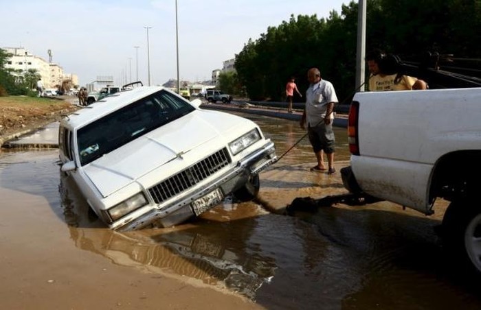 Dua Orang Tewas Tersetrum Saat Banjir di Jeddah, Arab Saudi