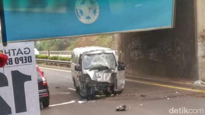 Tabrak Jembatan Penyeberangan di Tol JORR, Minibus Ringsek