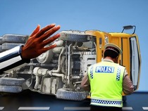 Truk Boks Terbalik di Tol Jagorawi Arah Jakarta, Diduga Alami Aquaplaning