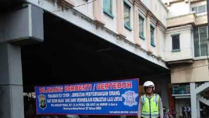 Spanduk Larangan Berteduh Saat Hujan Hiasi Underpass