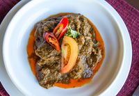 Rendang Minang paduan ketupat