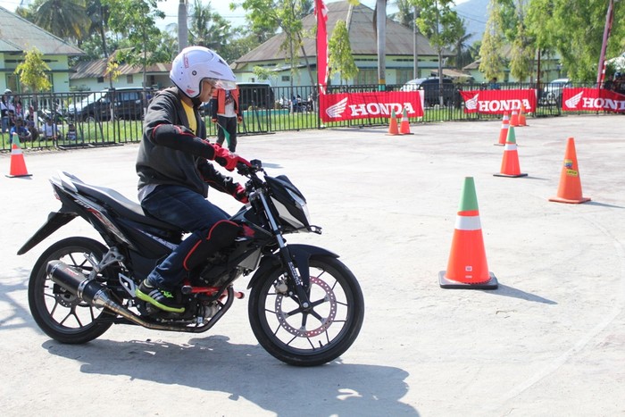 New Honda Sonic 150R Pacu Adrenalin Pelajar di 3 Kota
