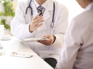 Wacana Luhut Permudah Dokter Asing Masuk RI Ditentang IDI