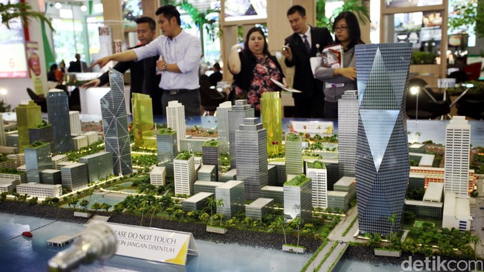 Ratusan perusahaan pengembang atau developer perumahaan terkemuka mengikuti Pameran Properti Real Estate Indonesia Expo (REI) 2015, Rabu (18/11/2015). Pameran tersebut akan berlangsung hingga 22 November 2015 mendatang di Hall A, di Jakarta Convention Center. Sedikinya 150 pengembang ikut meramaikan dan menawarkan berbagai tipe, model, dan desain hunian dengan harga mulai Rp 100-jutaan hingga Milliaran rupiah. Perusahaan pengembang juga menawarkan berbagai diskon, pilihan pembayaran, keringanan uang muka, dan hadiah langsung. (Foto: Rachman Haryanto/detikcom)