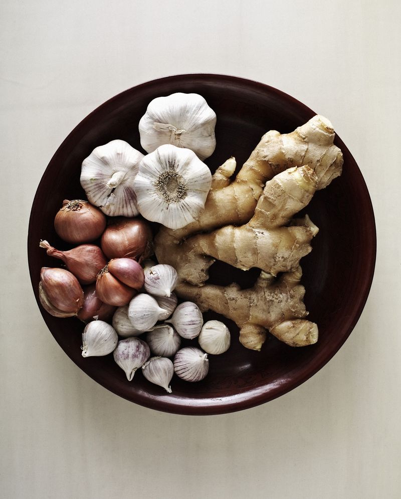Mangkuk berisi aneka bumbu masak
