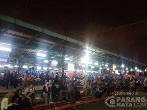 KRL Tujuan Kota-Bekasi Terlambat, Penumpang Menumpuk di Manggarai