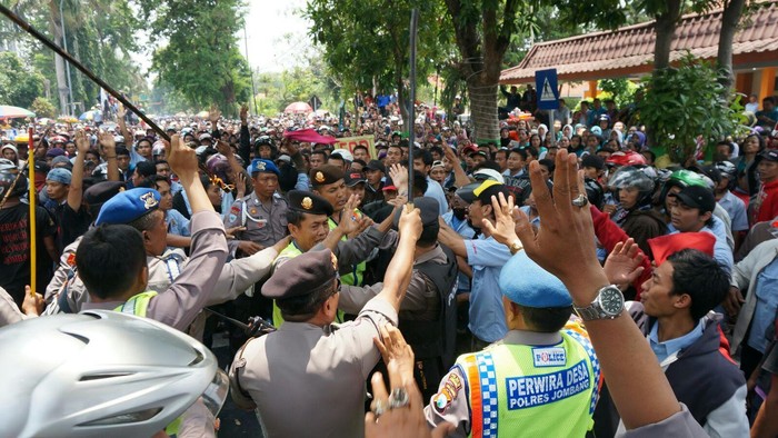 Demo Ribuan Buruh di Jombang Sempat Ricuh