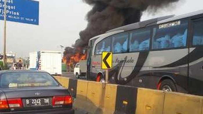 Bus Mayasari Bakti Terbakar di Gerbang Tol Halim, Lalin Arah Cawang Macet