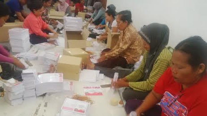 647 Surat Suara Pilkada Surabaya Rusak