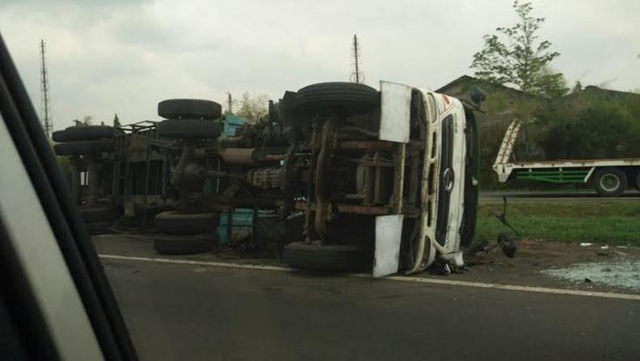 Truk Tronton Terguling di Km 60 Tol Purbaleunyi Arah Bandung