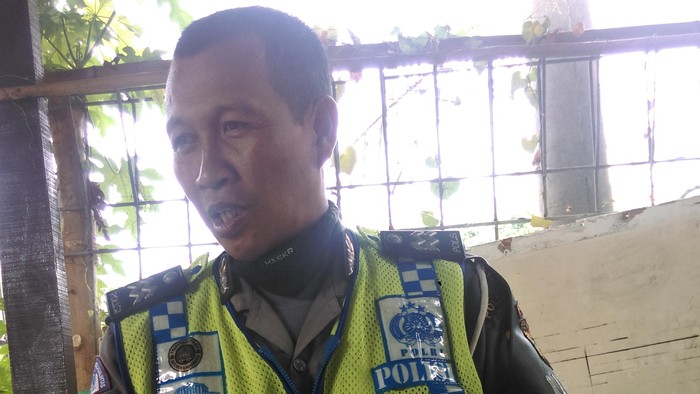 Berbagi dengan Warga, Aiptu Tasripin Sering Sedot Bensin Hingga Tertelan