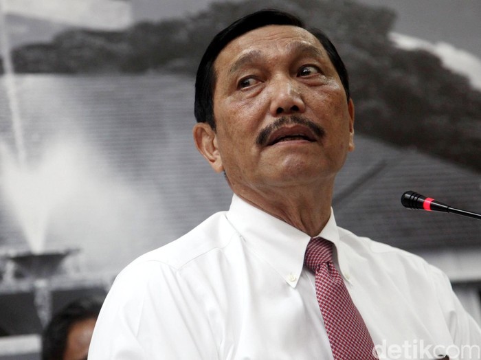 Menko Polhukam Luhut Pandjaitan memberi penjelasan soal namanya yang disebut di dalam transkrip kepada wartawan di Menkopolhukam, Jakarta, Kamis(19/11/2015). Luhut menyatakan tidak setuju dilakukannya negosiasi dan memberikan saham kepada siapapaun. Grandyos Zafna/detikcom