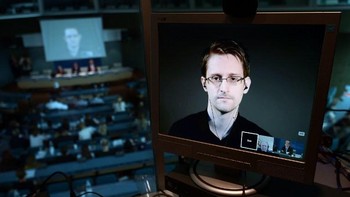 Melalui akun Twitter, Edward Snowden mengunggah video wawancara Mark Zuckerberg dengan BBC pada 2009 lalu. Dalam rekaman tersebut, CEO Facebook ini mengatakan bahwa informasi yang dimasukkan pengguna akan dimiliki oleh user itu sendiri dan tidak akan dijual. Snowden denan demikian, membuka borok Zuck, bahwa dia tak menepati janjinya menjaga data user. Foto: AFP PHOTO / FREDERICK FLORIN