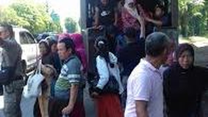 Demo Sopir Angkot, 49 Mobil dan 10 Motor Pemkot Angkut Warga