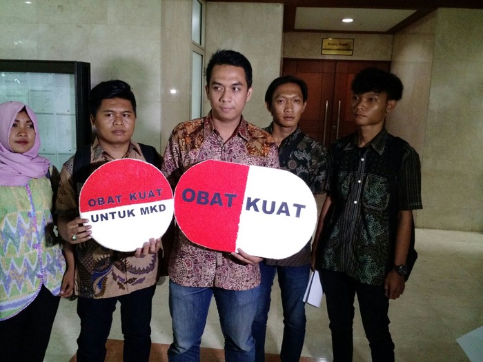 5 Mahasiswa Ini Beri Obat Kuat ke MKD Agar Semangat Usut Kasus Novanto