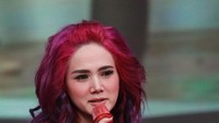 Pelantun Wonder Woman ini makin cantik setelah sekian lama bersolo karier. Ini adalah penampilan awal-awal ketika ia mengakui pernikahan sirinya dengan Ahmad Dhani.  Foto: GUSMUN