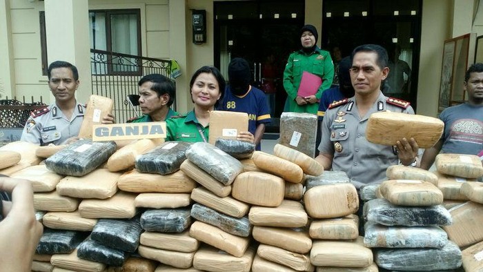 Truk Angkut Ganja Senilai Rp 1,2 M ini Disergap Polisi Depok di Bekasi