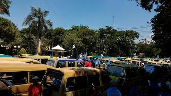 Ribuan Sopir Angkot Desak Pemerintah Cabut PP No 74