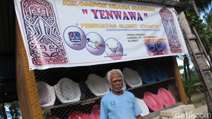 Mengintip Usaha Pembuatan Jamban di Pesisir Biak Papua