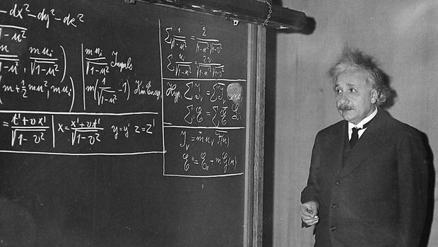 Albert Einstein sedang Menuliskan Rumus Relativitas Albert Einstein sedang Menuliskan Rumus Relativitas