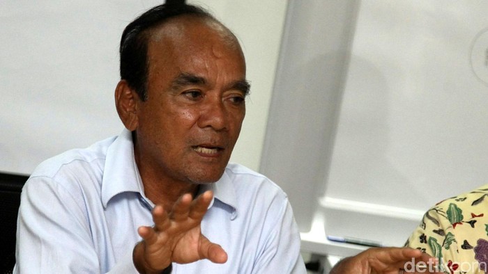Siswono Yudo Husodo saat memberikan keterangan pers terkait konflik Partai Golkar di Gedung Bangun Cipta Sarana Lantai 5 (Jakarta Design Center), Slipi, Jakarta Barat, Rabu (11/11/2015). Agung Pambudhy/detikcom
