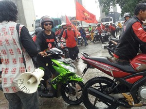 Polisi Kawal 500-an Buruh yang Longmarch Bandung-Istana