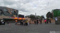 Salah satu ruang terbuka yang asyik di Melbourne adalah Federation Square. Di sekitarnya, banyak aneka museum seperti ACMI, National Gallery of Victoria dan kantor media SBS (Nograhany/detikcom)