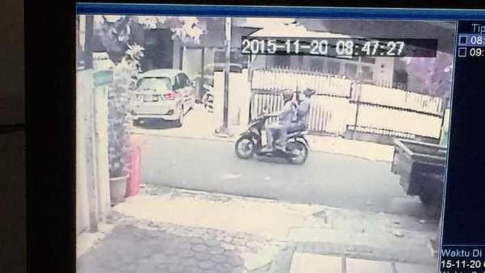 Penampakan Begal Motor di CCTV yang Tembak Driver Go-Jek di Senen