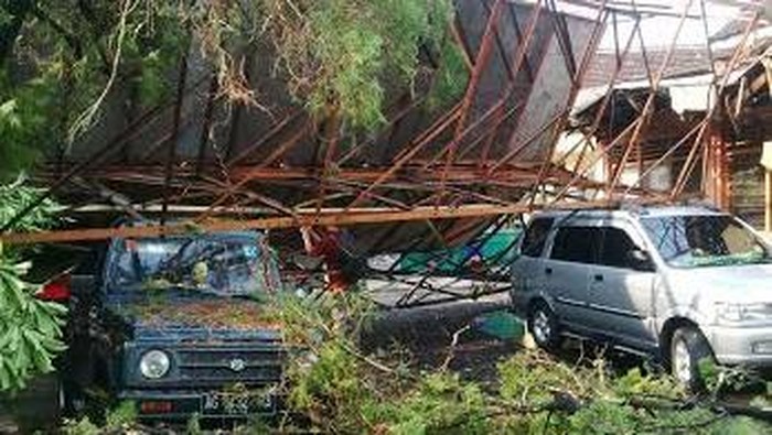 Panjat Dinding Setinggi 15 Meter Roboh Timpa Mobil dan Motor