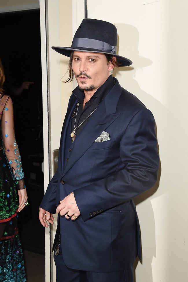 Johnny Depp dikabarkan bisa tidak mandi berhari-hari dan dengan santainya keluar rumah. Seperti dikutip dari Madame Noire, sumber menyebutkan bahwa bintang film Pirates of the Caribbean ini memang tidak suka mandi. Foto: Jason Merritt