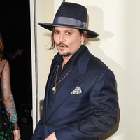 Johnny Depp dikabarkan bisa tidak mandi berhari-hari dan dengan santainya keluar rumah. Seperti dikutip dari Madame Noire, sumber menyebutkan bahwa bintang film Pirates of the Caribbean ini memang tidak suka mandi. Foto: Jason Merritt