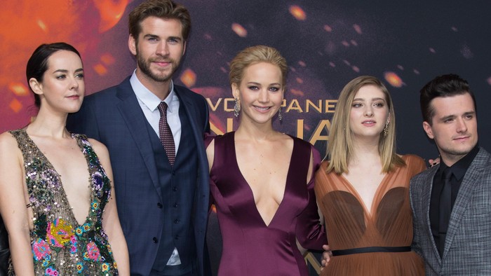 BERLIN, GERMANY - NOVEMBER 04:  (L-R) Actress Jena Malone, actor Liam Hemsworth, actress Jennifer Lawrence, wearing a Dior dress, actress Willow Shields and actor Josh Hutcherson attend the world premiere of the film The Hunger Games: Mockingjay - Part 2 at CineStar on November 4, 2015 in Berlin, Germany.  (Photo by Andreas Rentz/Getty Images)