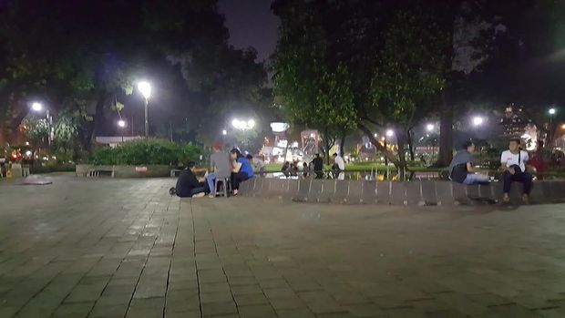 Melihat Dunia Lain, Kehidupan Malam di Taman Suropati Menteng