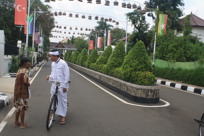 Kisah tak Terduga Bupati Dedi Gowes dan Bertemu Pengemis Tua